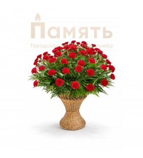 Венок из живых цветов - Гвоздики красные в корзине