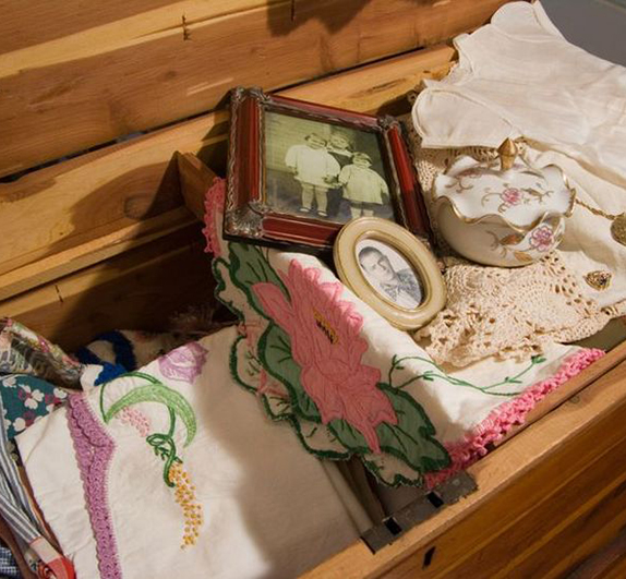 Что делать с вещами умершего в православной традиции: советы, правила и духовный смысл 